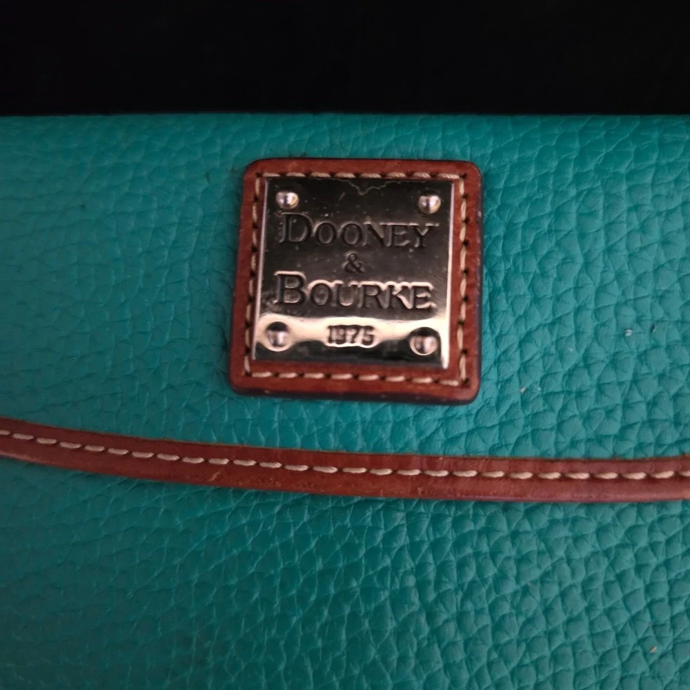 Dooney & Bourke Pebble Grain Leather Continental Clutch Wallet Spearmint NICE